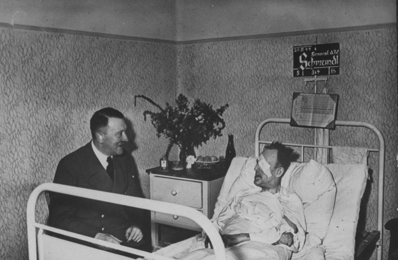У кровати генерала Рудольфа Шмундта после взрыва 20 июля 1944 г.
