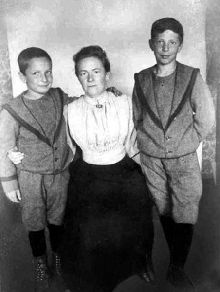 Клара с сыновьями Максимом и Костей