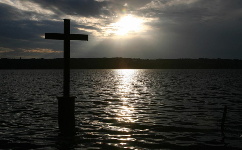 Крест у берега на озере Штарнберг на месте, где погиб баварский король